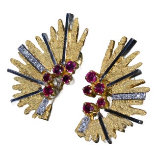 1980s Pair of Certified Natural 0.65Cts VS G Diamond Ruby 750 18K Solid Gold Retro Clip-On Earrings For Sale