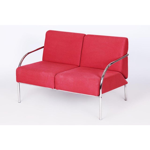 This Bauhaus loveseat (two-seater sofa) from the second half of the 20th century is a prime example of timeless...