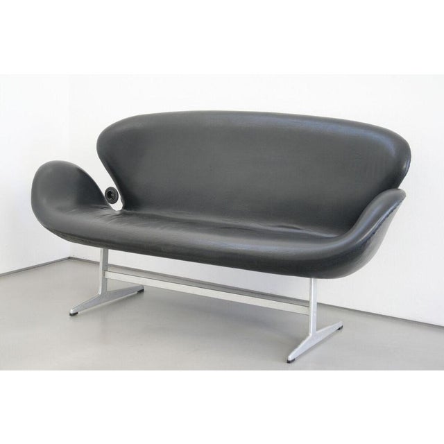 Animal Skin Swan 3321 Sofa by Arne Jacobsen for Fritz Hansen, 1960s For Sale - Image 7 of 8
