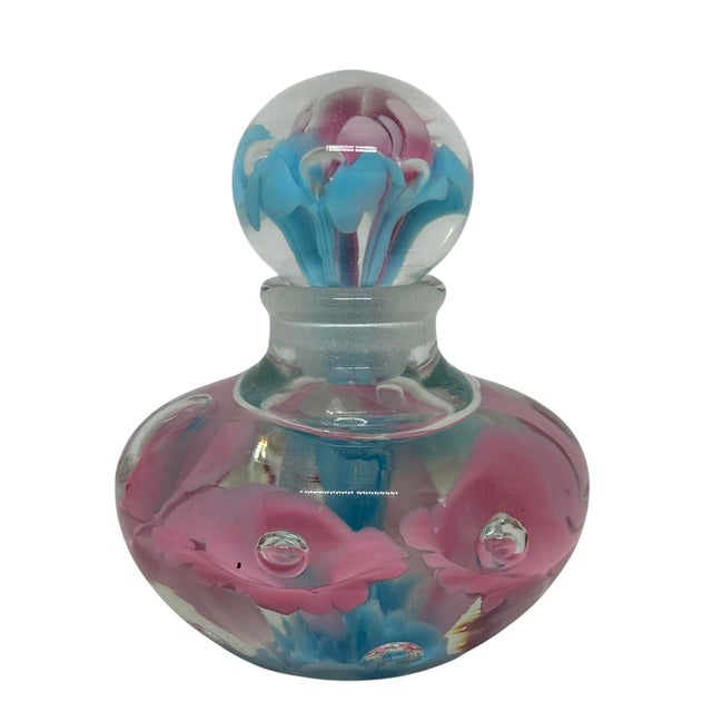 American Vintage Joe St. Clair Controlled Bubble Ice Pink Blue Trumpet Flowers 4 1/4” Perfume Bottle Paperweight For Sale - Image 3 of 12