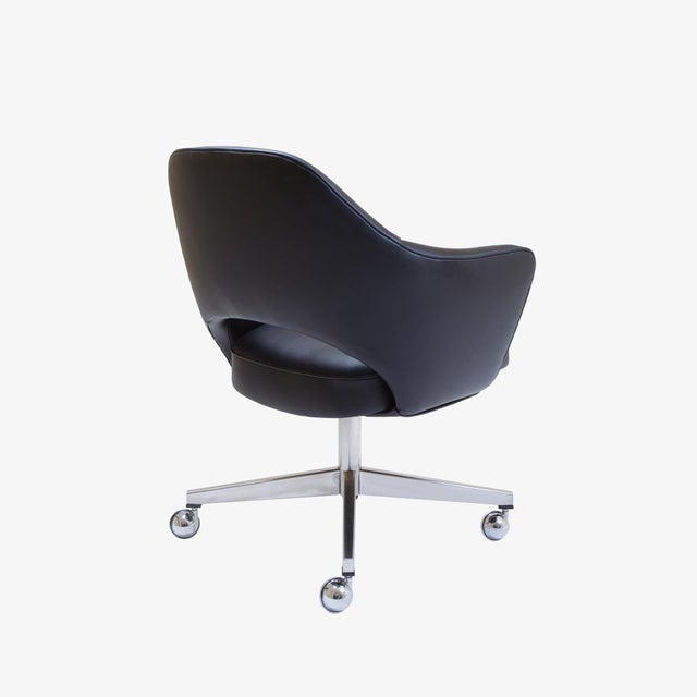Knoll Saarinen Executive Arm Chair in Black Leather, Swivel Base For Sale - Image 4 of 5