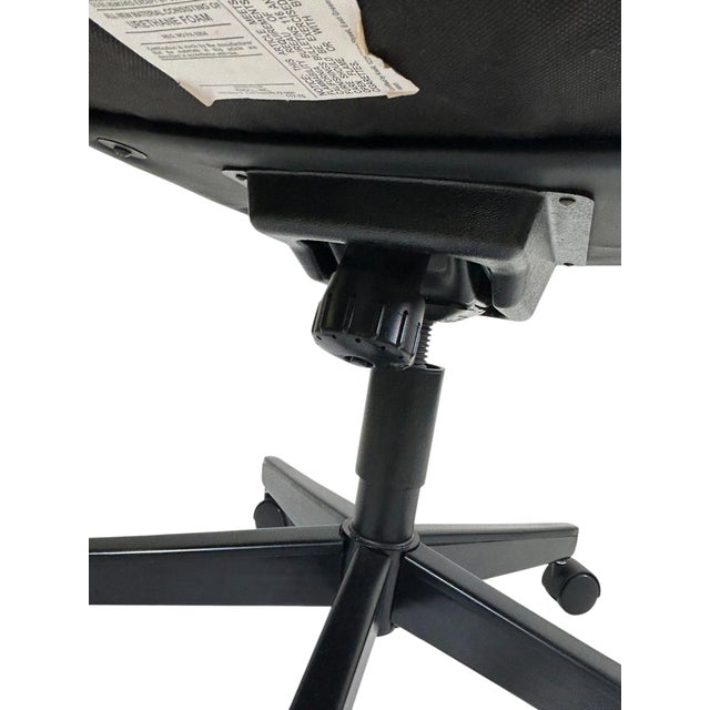 Metal Saarinen Executive Armchair in Obsidian Black Leather, Black Swivel Base. For Sale - Image 7 of 7