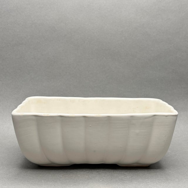 Mid-Century Modern Vintage White Hull Usa Ceramic Ribbed Planter F42 For Sale - Image 3 of 9