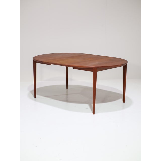 Rare extendable dining table designed by Henry Rosengren Hansen for Brande Møbelindustri in Denmark, 1960s. This round...