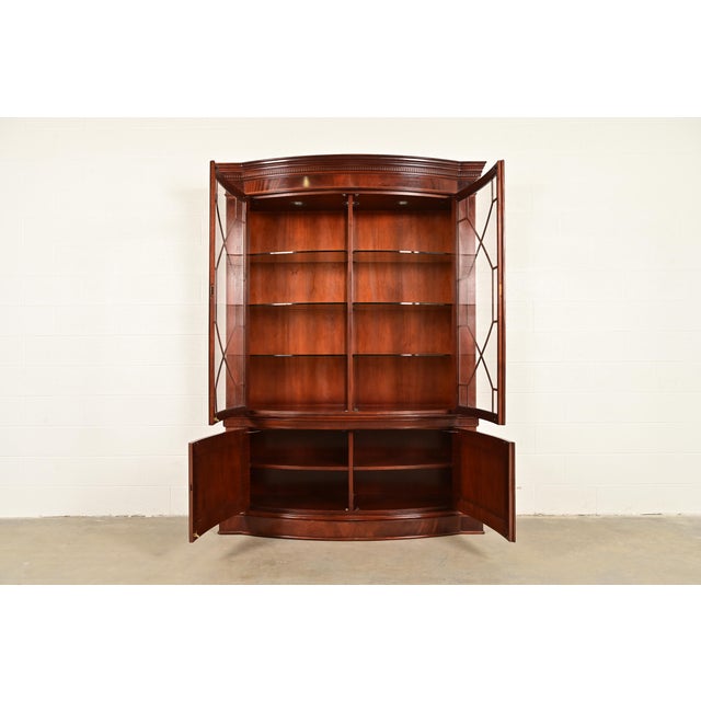 Late 20th Century Baker Furniture Georgian Flame Mahogany Lighted Breakfront Bookcase Cabinet For Sale - Image 5 of 14