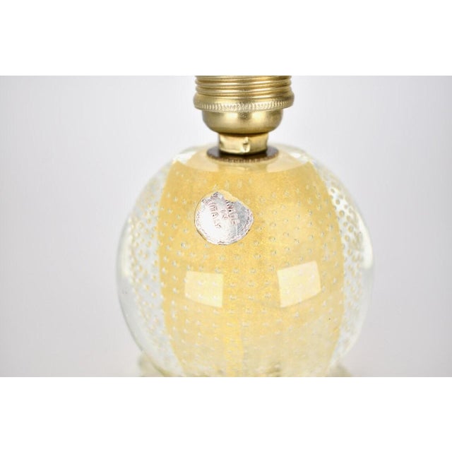 Mid 20th Century Mid Century Modern Murano Glass Bullicante Table Lamp 1950s | Vintage Gold Flakes Accent Light Italian Hollywood Regency Seguso Barovier Toso For Sale - Image 5 of 9