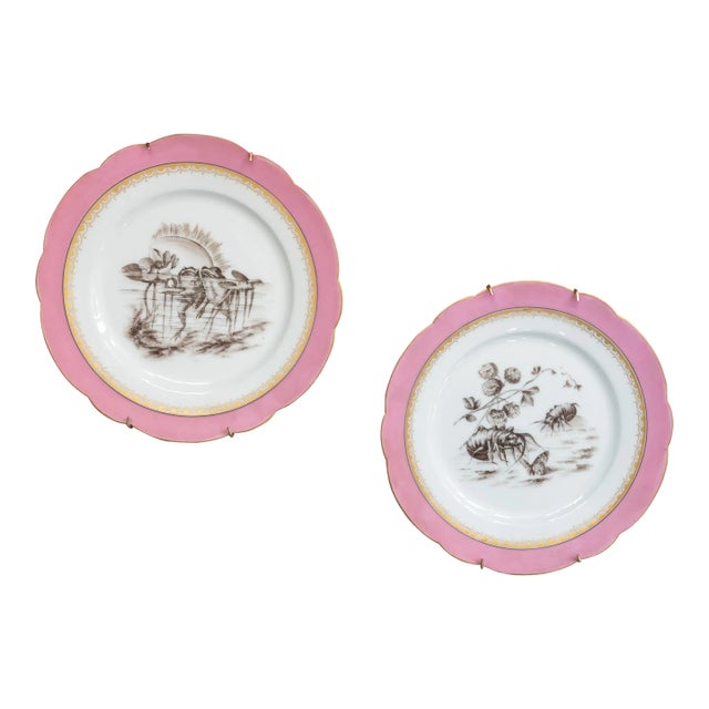 19th Century Pair of French Decorative Wall Plates With Pink and Gold Grisaille Decoration For Sale