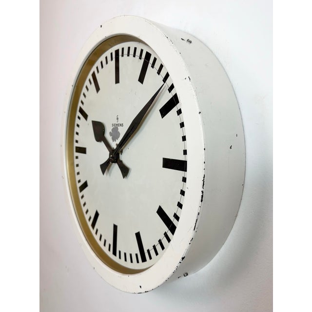 Mid-Century Modern Large White Industrial Factory Wall Clock from Siemens, 1950s For Sale - Image 3 of 18