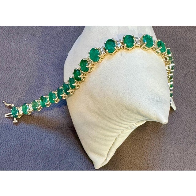 12 Carat Natural Emerald & 1 Carat Diamond Tennis Bracelet 14 Kt Yellow Gold For Sale - Image 11 of 18