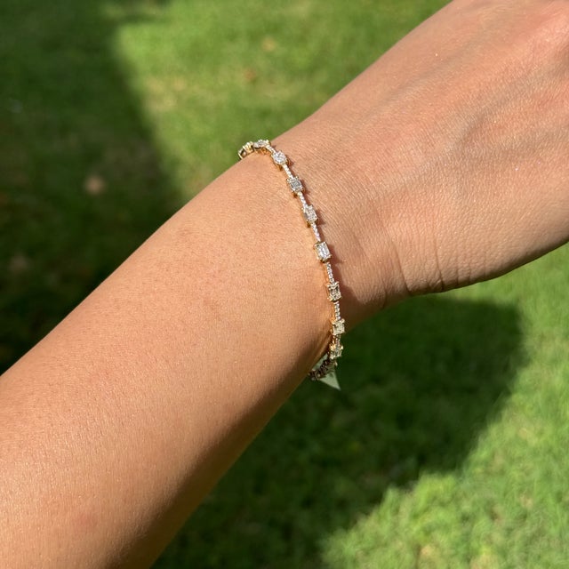 Luxury 3.6ct Emerald Cut Diamond Tennis Bracelet in 14k Yellow Gold For Sale In New York - Image 6 of 14
