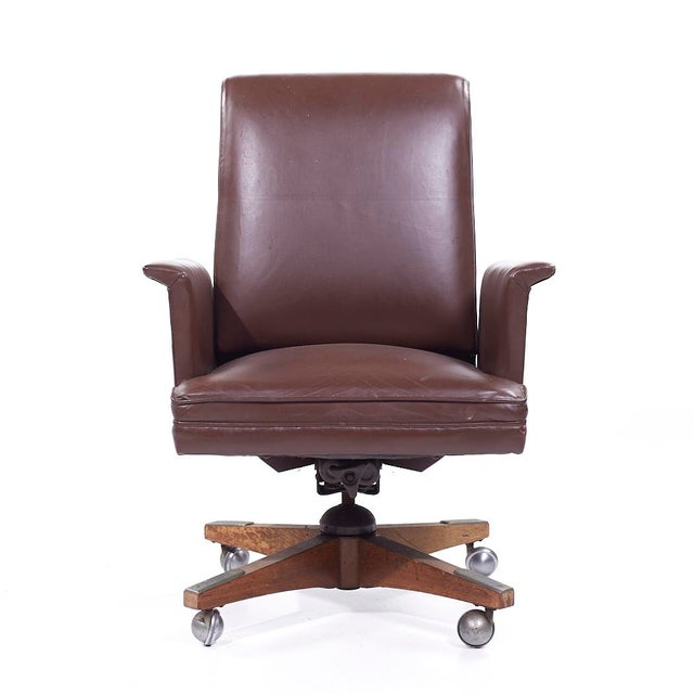 Stow Davis Mid-Century Modern Leather Executive Swivel Desk Chair This executive chair measures: 25.25 wide x 25.75 deep x...