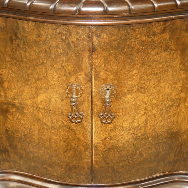 Chippendale Curved Glass Display Cabinet in Walnut Burl Wood, 1930s For Sale - Image 15 of 16