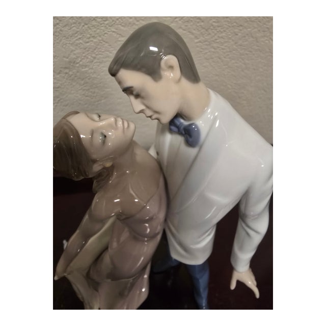 Lladró Figurine "Happy Anniversary" For Sale