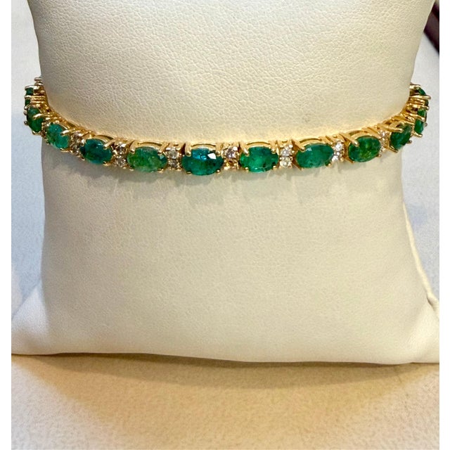 12 Ct Natural Brazilian Emerald & Diamond Tennis Bracelet 14 Karat Yellow Gold For Sale - Image 4 of 8