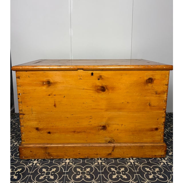 Large Antique 19th Century Large Victorian Pine Trunk Blanket Box For Sale - Image 3 of 17