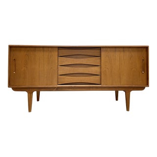 Classic Mid Century Modern Styled Credenza / Media Stand For Sale