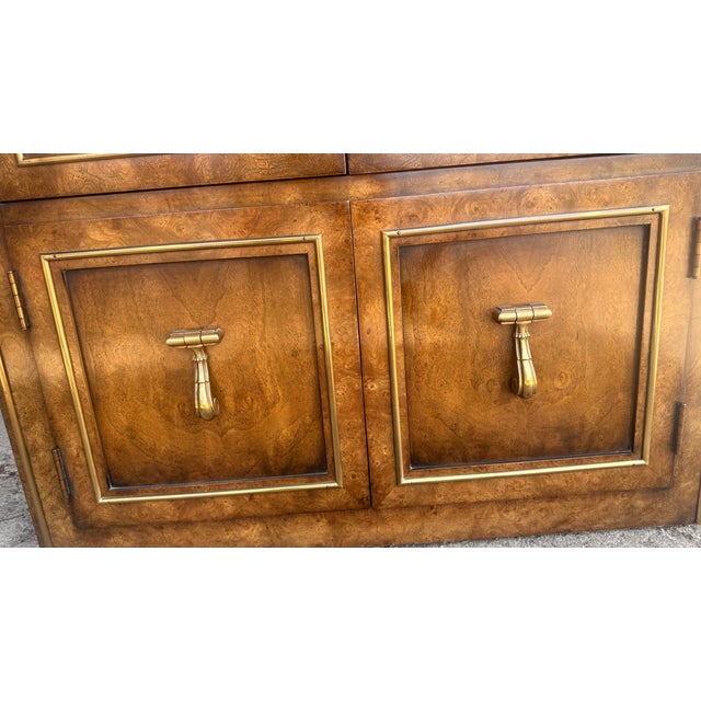 Late 20th Century Mastercraft Illuminated Burlwood Arched Display Cabinet Vitrine With Brass Trim, Attributed For Sale - Image 15 of 16