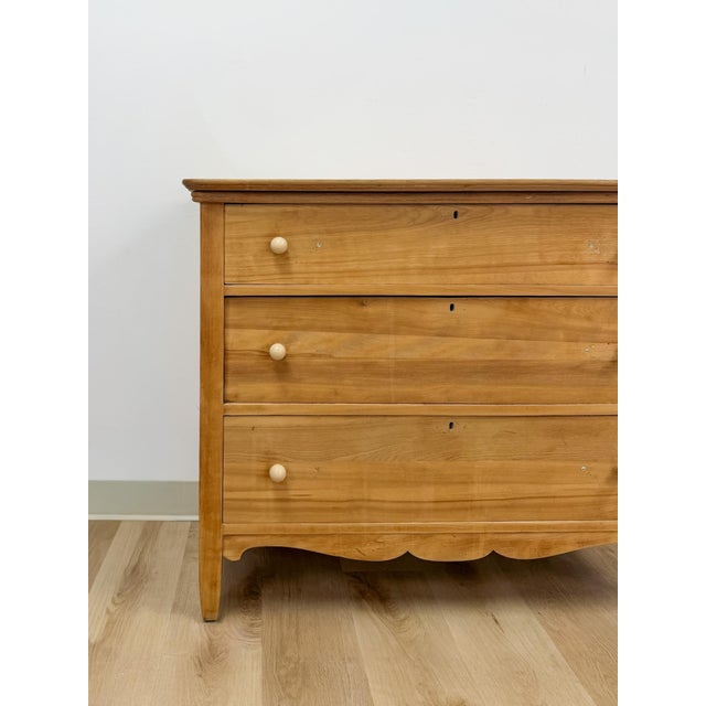 This wonderful vintage primitive scrubbed pine 3-drawer dresser is a beautifully authentic and characterful rustic...