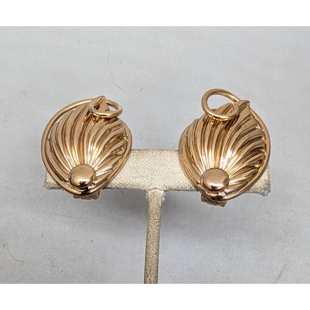 Napier Vintage 1950s Signed Napier Goldtone Ribbed Leaf With Curled Stem Clip Earrings-2 Pieces For Sale - Image 4 of 7