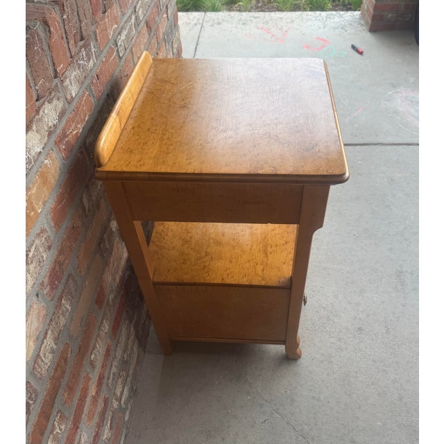 American 1906 Widdicomb Furniture Company Birds Eye Maple Side Table For Sale - Image 3 of 7