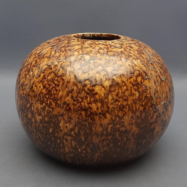 We offer for sale a fascinating vintage design object, a ceramic vase dating back to the 1970s, striking for its perfect...