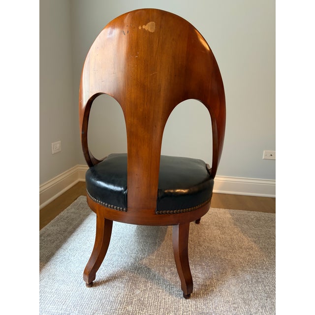 Baker Furniture Company Pair of Mid-Century Michael Taylor for Baker Mahogany Spoonback Slipper Chairs – Original Black Leather & Brass Tacks For Sale - Image 4 of 14