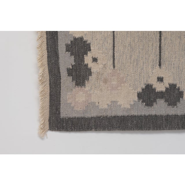 1960s Mid-Century Modern Swedish Kilim Rug in Grey Tones, 1960 For Sale - Image 5 of 9