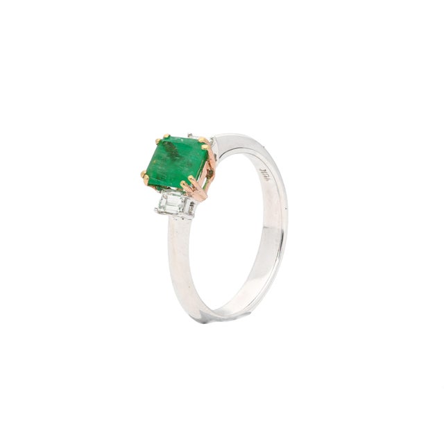 Modern 1.20 Carat Colombian Emerald and Baguette Diamond 3-Stone Ring, Size 6 For Sale - Image 3 of 6