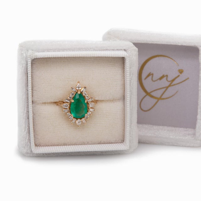 1.7cts Colombian Emerald Ring With Natural Diamonds: Solid 14k Gold, Pear, Size 6.75 For Sale - Image 4 of 8