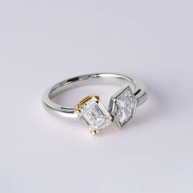 14k 2Tone Toi Et Moi 1.31 Carats Kite and Emerald Cut Diamond Bezel Set Ring, Size 6 For Sale - Image 4 of 8