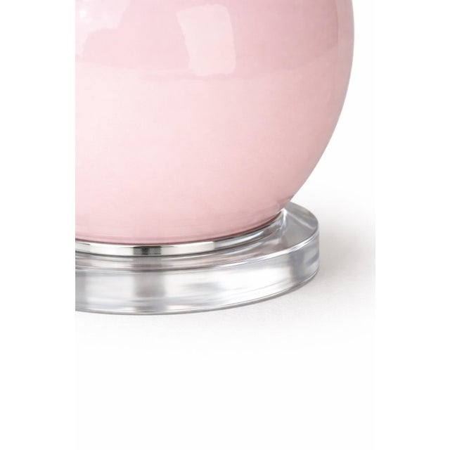 Late 20th Century Blush Pink Glass Gourd Table Lamp With Acrylic Base & Linen Drum Shade – Coastal Glam (27”) For Sale - Image 4 of 7