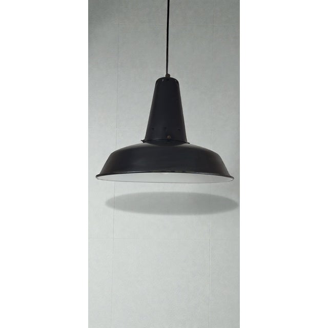 Industrial pendant light in black enameled sheet metal. Diameter 44 cm Maximum height 150 cm (approximately 125 cm of...