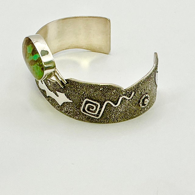 1990s Vintage Southwestern Navajo American Silversmith Fritson Toledo Sterling & Green Turquoise Cuff Bracelet - 7” For Sale - Image 14 of 18