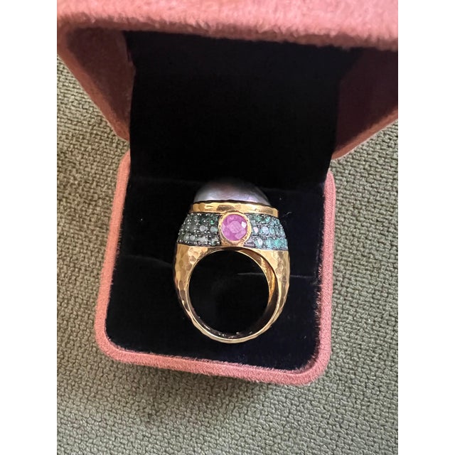 Bochic “Orient” Tahiti Pearl, Emerald & Ruby Cocktail Ring Set 18K Gold & Silver For Sale - Image 9 of 12