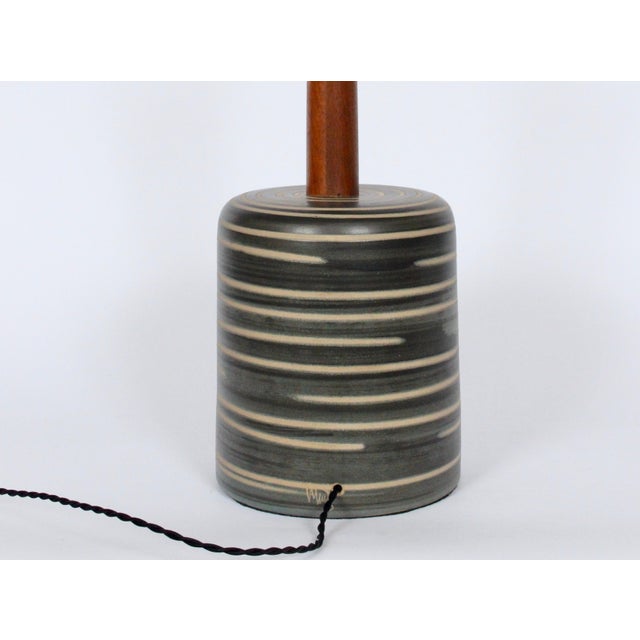 1960s Jane & Gordon Martz Olive & Tan Banded Pottery Table Lamp For Sale - Image 5 of 13
