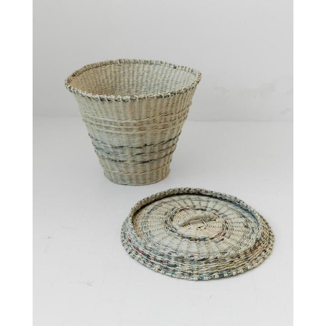 Large Handcrafted Woven Newspaper Laundry Basket with Lid, 1990s For Sale - Image 5 of 11