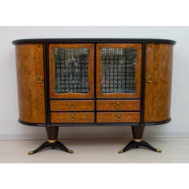 Stupendo mobile bar disegnato dal famoso architetto Paolo Buffa, nelle finiture noce, mogano e ottone, l'interno del...