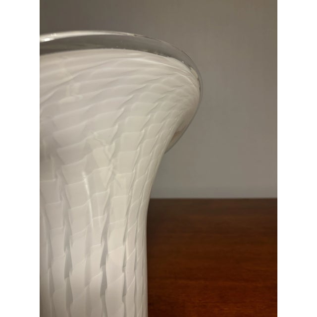 1980s Large Murano Lily Vase in White and Clear, Unmarked For Sale In Miami - Image 6 of 7