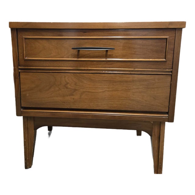 1960s Walnut Mid-Century Modern Nightstand Attributed to Dixie Furniture Co For Sale