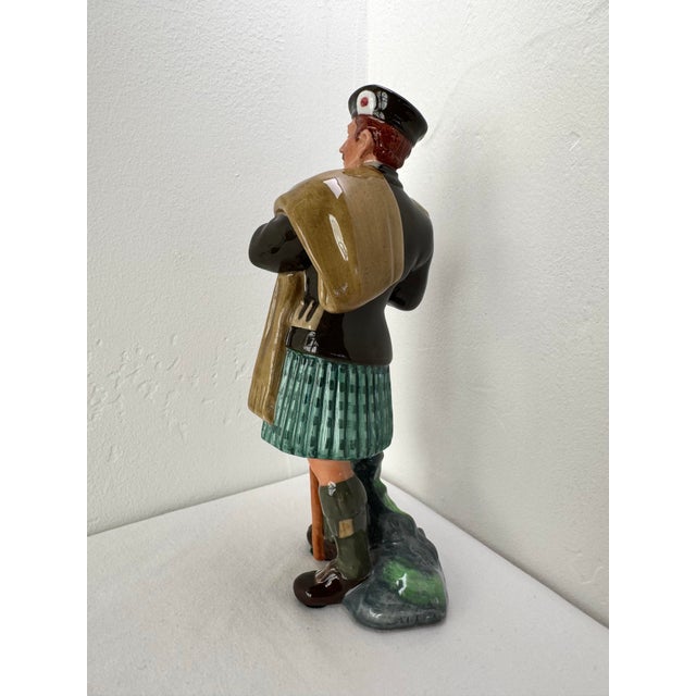 English Royal Doulton Scottish Figurine ~ "The Laird" ~ Hn2361 For Sale - Image 3 of 11