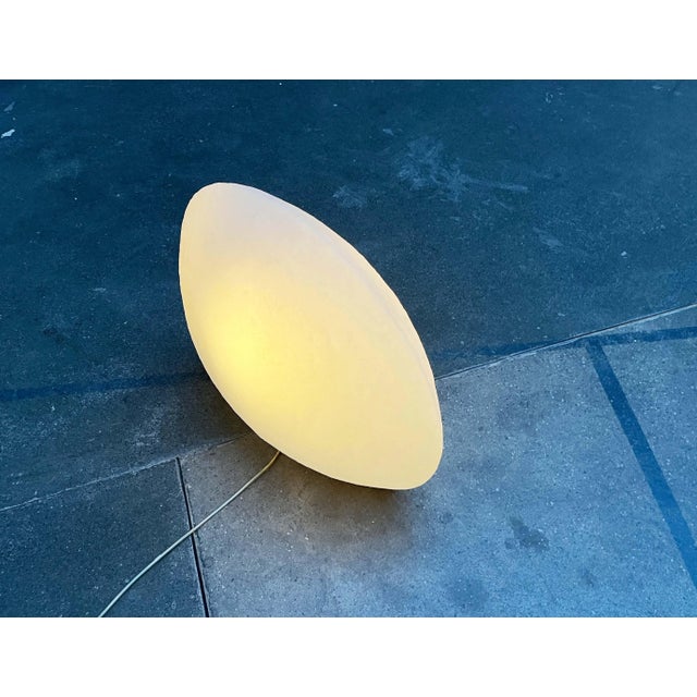 A design classic from Flötotto, based on a design by Monika Lipken. Simple and timeless floor lamp. The lens-shaped lamp...