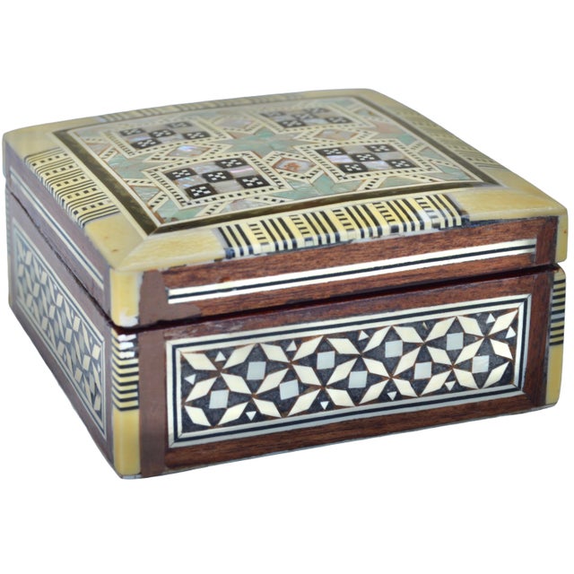 Moroccan Mid 20th Century Handmade Moorish-Patterned Mother-of-Pearl Inlaid Box For Sale - Image 3 of 6
