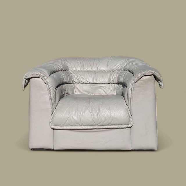 Late 20th Century Late 20th Century Natuzzi Italian Leather Lounge Chair in Light Gray, Mid-Century, Postmodern For Sale - Image 5 of 11