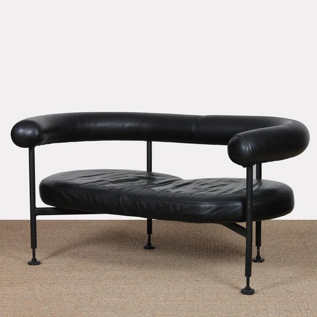 Two-Seater Leather Bench, 1980s, in Good conditions. Designed 1980 to 1989