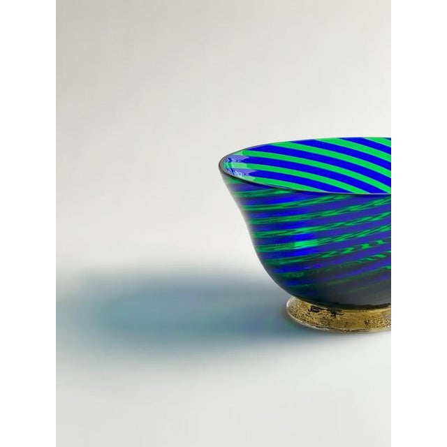 This Murano filigrana glass bowl, handcrafted in Murano, Italy, in the 1970s, is a refined example of Venetian cane work....