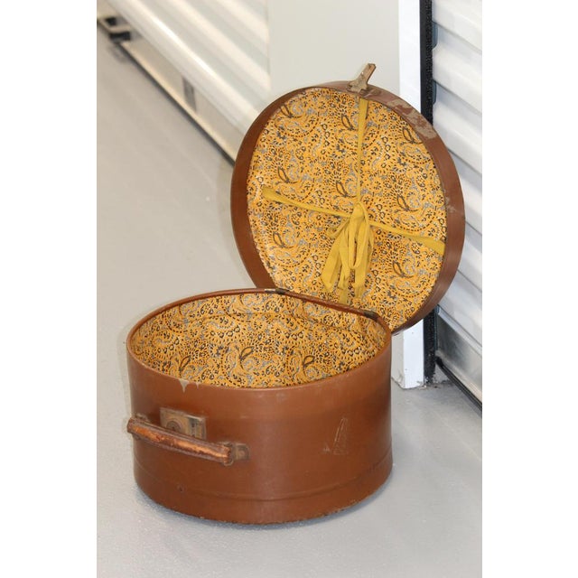 Brown Round Hat Box with Handle, 1920s For Sale - Image 9 of 18