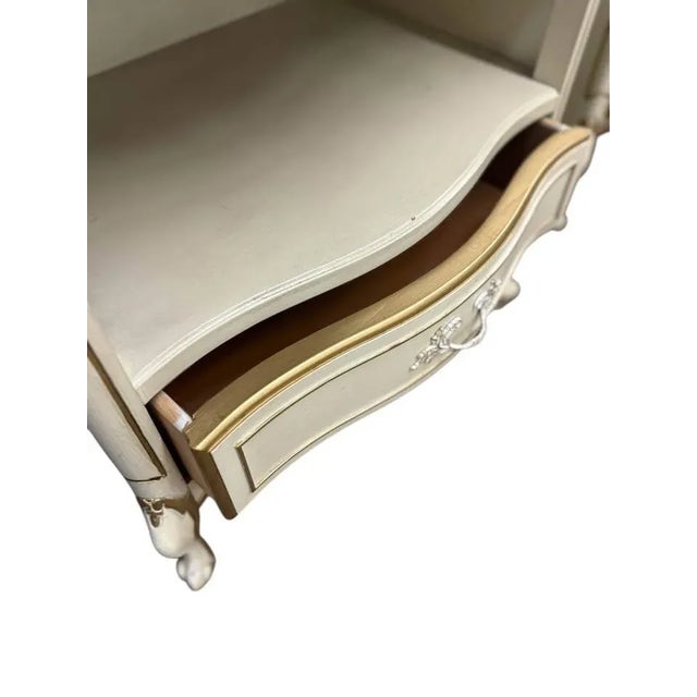 1970s Vintage Mid-Century Rhone Off-White (Cream) & Gold French Provincial 1 Drawer Nightstands - A Pair For Sale - Image 5 of 11