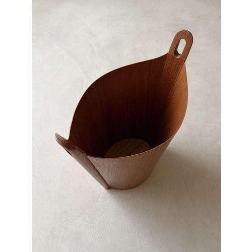 This rare 1960s paper bin was designed by Einar Barnes for the Norwegian company PS Heggen. A design in which...