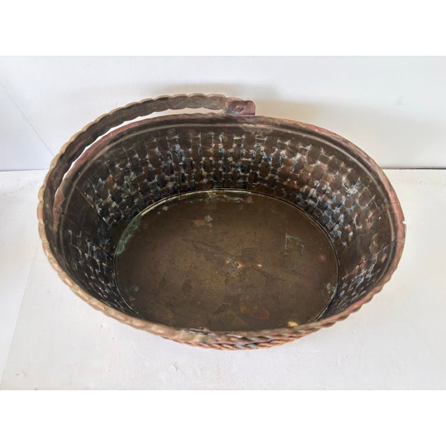 Vintage Woven Brass Basket With Twisted Handle, Warm Aged Patina, C. 1930s–1940s For Sale In Orlando - Image 6 of 7