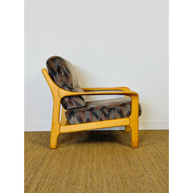 Elegant vintage armchair from the 1970s with a Scandinavian design, combining comfort and natural aesthetics. Its light...